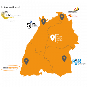 orange Landkarte von Baden-Württemberg auf der alle Regierungsbezirke eingezeichnet sind. Eine graue Pinnadel in Heidelberg und das Logo des Stadtjugendring Heidelberg. Eine graue Pinnadel in Freiburg und das Logo des Stadtjugendring Freiburg. Eine graue