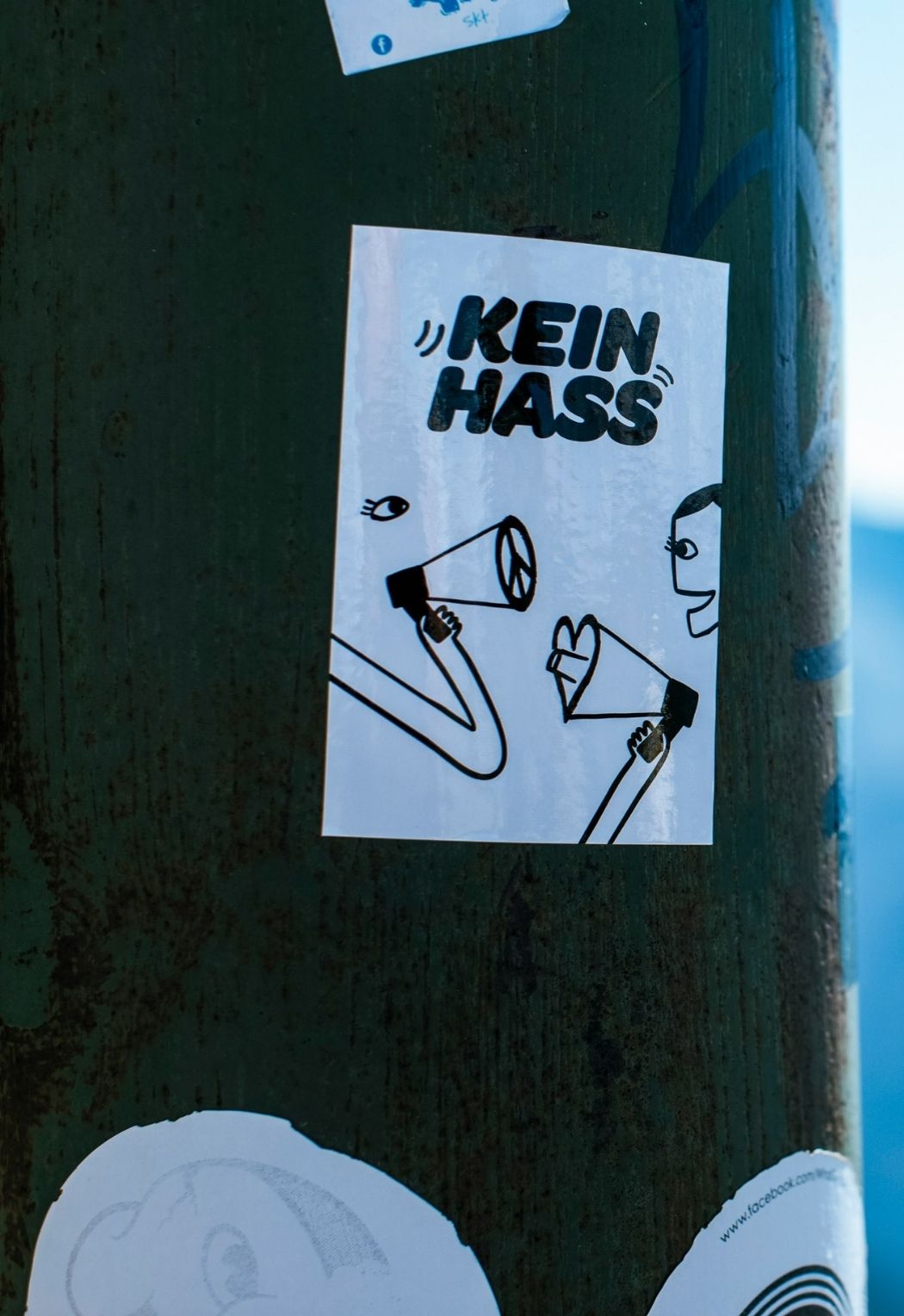 Ein Aufkleber an einem Pfosten, auf dem "Kein Hass" zu lesen ist.