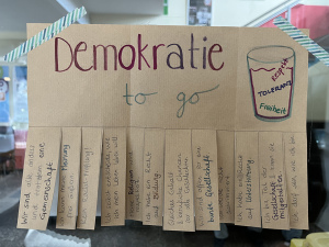 Ein Blatt Papier mit Abreißzettelchen, auf denen verschiedene demokratische Werte stehen.