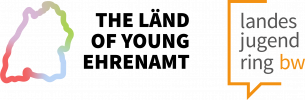 Logo vom Projekt The Länf of Young Ehrenamt. Schriftzug, links davon der Umriss von Baden-Württemberg in einem bunten Farbverlauf. Rechts davon das Logo des Landesjugendrings BW