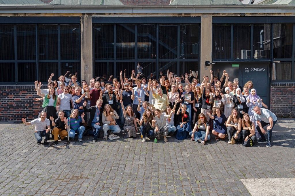 Gruppenbild der Besucher*innen und Aussteller*innen