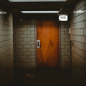 Eine Tür in einem Korridor, darüber ein "Exit"-Schild