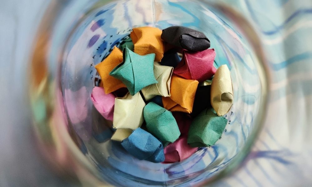 viele kleine Geschenke, die sternenförmig verpackt sind