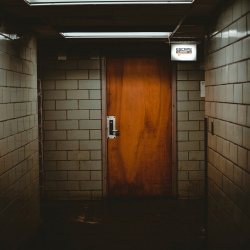 eine Tür, darüber ein Schild "Escape Room"