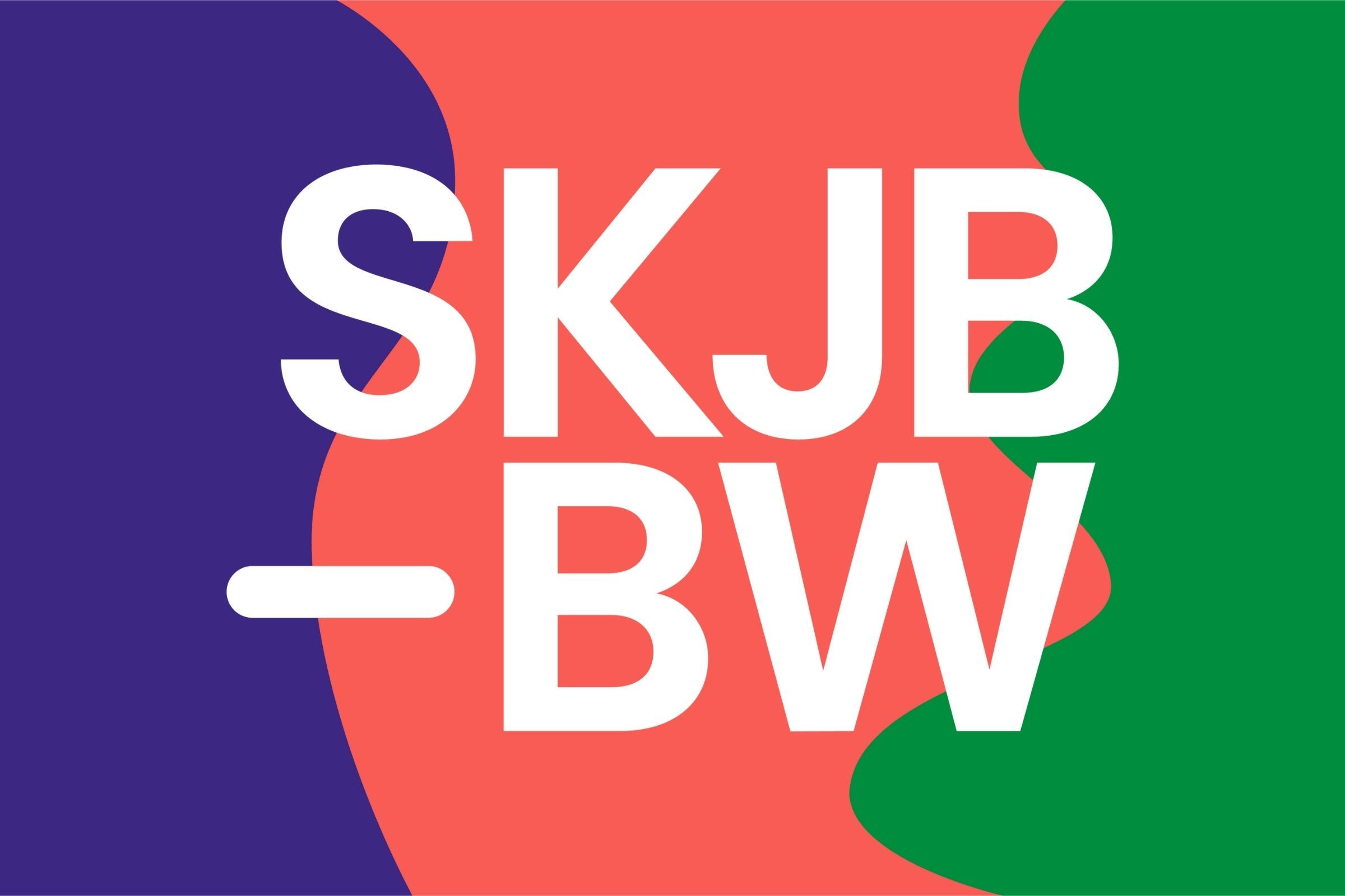 Das Logo der Servicestelle vor einem Hintergrund, der aus drei Farbflächen besteht: lila, rot und grün