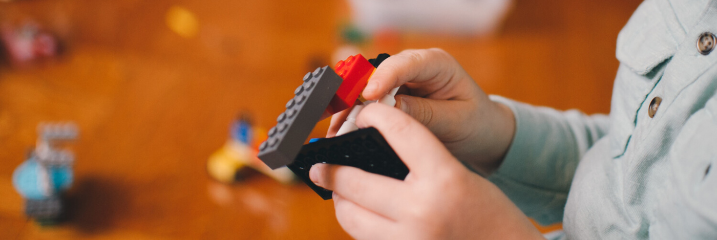 Ein Kind spielt mit Lego