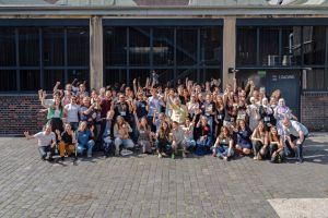 Gruppenbild der Besucher*innen und Aussteller*innen