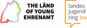 Logo vom Projekt The Länf od Young Ehrenamt. Schriftzug, links davon der Umriss von Baden-Württemberg in einem bunten Farbverlauf. Rechts davon das Logo des Landesjugendrings BW