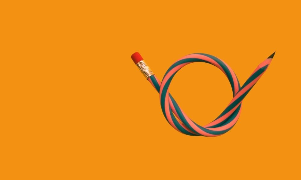 auf orangenem Hintergrund ist ein Stift abgebildet, der zu einem Knoten gebogen ist.